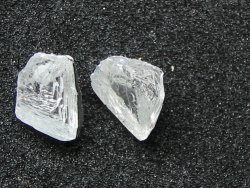 řezání surového diamantu