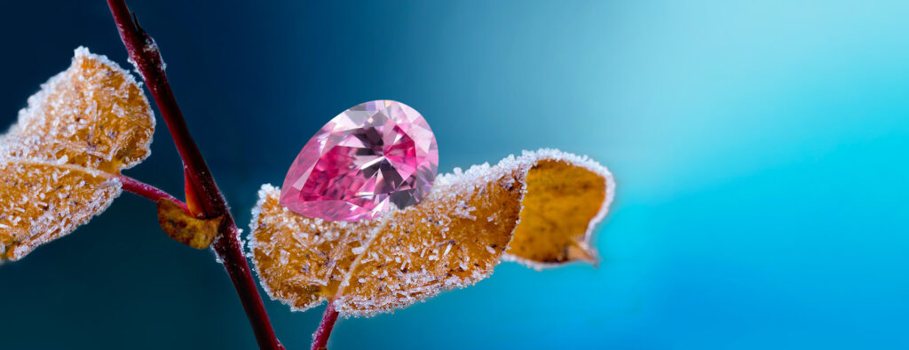 Růžový diamant tvaru Pear a odstínu stupně Fancy Intense Pink