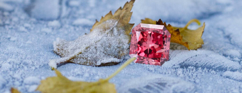 Růžový diamant odstínu Fancy Vivid Pink