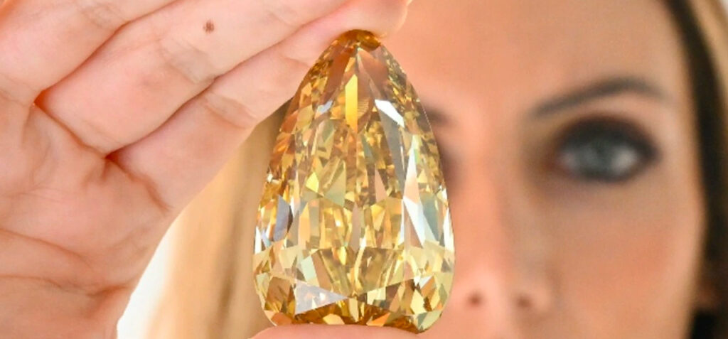 Diamant Golden Canary v dlani