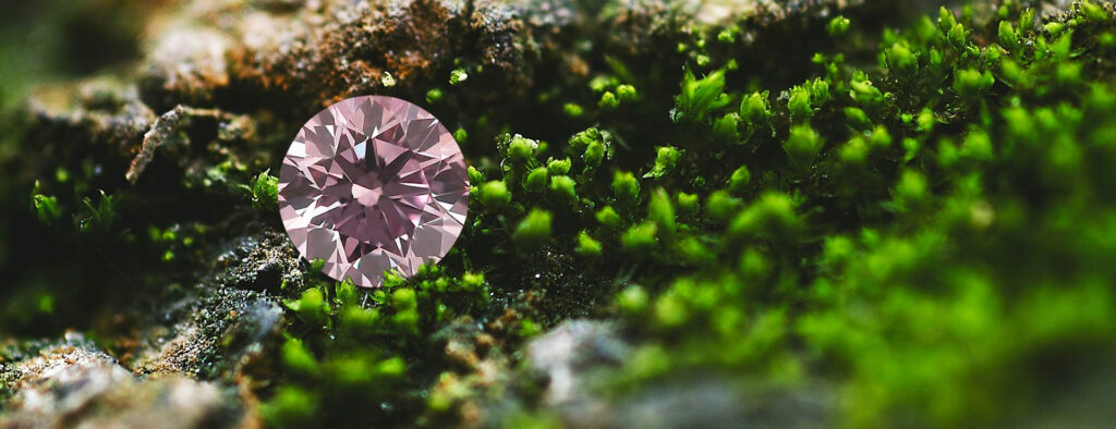 Růžový kulatý diamant odstínu Fancy Light Purplish Pink