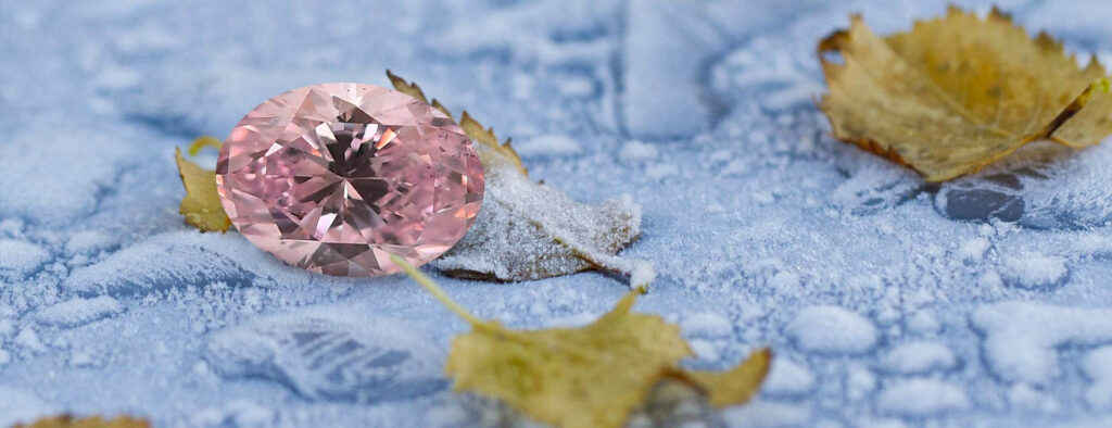 Růžový diamant oválného tvaru odstínu Fancy Light Pink