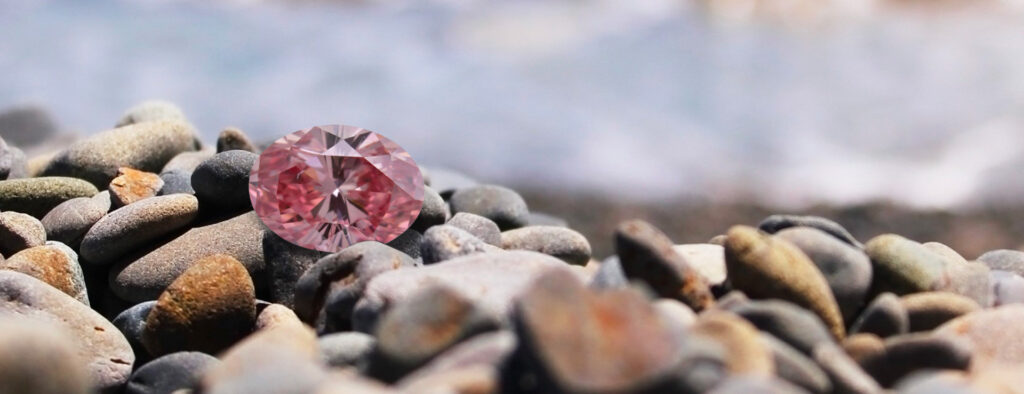 Růžový diamant odstínu Fancy Intense Pink
