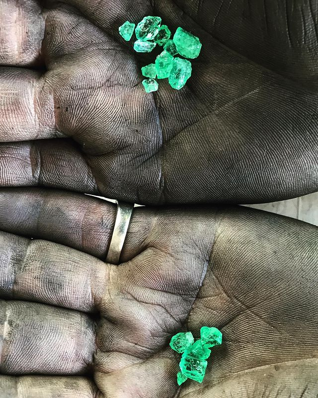 Surové smaragdy na dlani