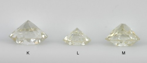 Nepatrně tónované diamanty stupňů K až M