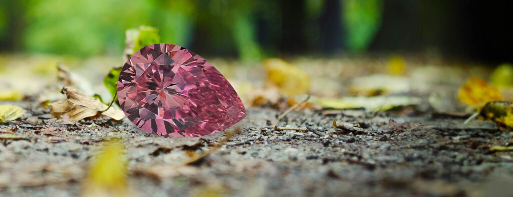 Růžový diamant tvaru Pear odstínu Fancy Intense Pink