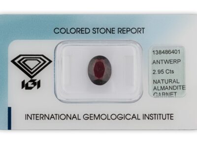 almadin 2.95ct dark reddish purple s IGI certifikátem