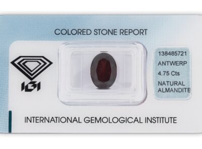almadin 4.75ct dark brownish red s IGI certifikátem