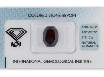 almadin 7.31ct dark brownish red s IGI certifikátem