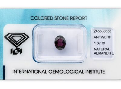 almandin 1.37ct reddish purple s IGI certifikátem