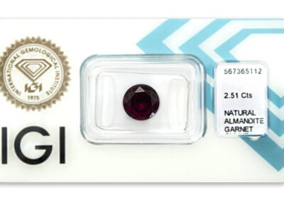 almandin 2.51ct deep pinkish purple s IGI certifikátem