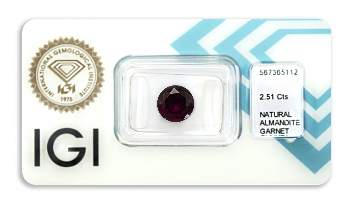 almandin 2.51ct deep pinkish purple s IGI certifikátem