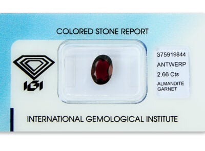 almandin 2.66ct deep purplish red s IGI certifikátem