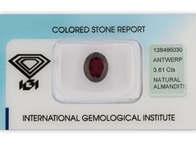 almandin 3.61ct dark purplish red s IGI certifikátem