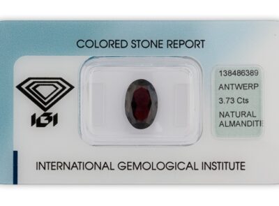 almandin 3.73ct dark purplish red s IGI certifikátem