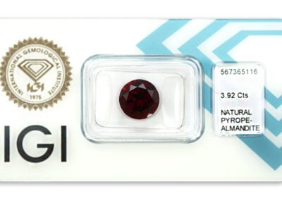 almandin 3.92ct deep orange - red s IGI certifikátem