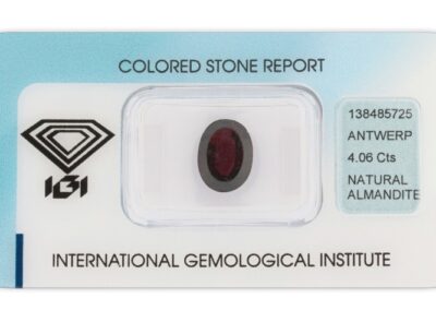 almandin 4.06ct dark purplish red s IGI certifikátem