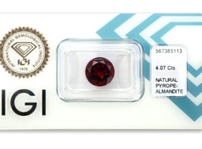 almandin 4.07ct deep orangy red s IGI certifikátem