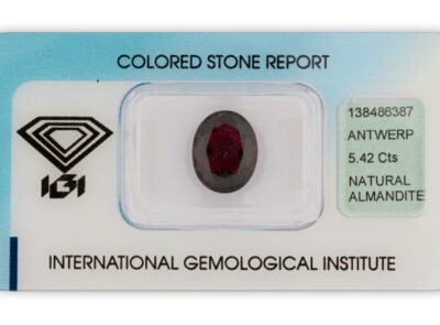 almandin 5.42ct dark purplish red s IGI certifikátem