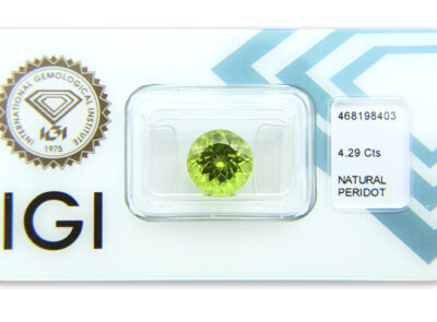 peridot 4.29ct yellowish green s IGI certifikátem