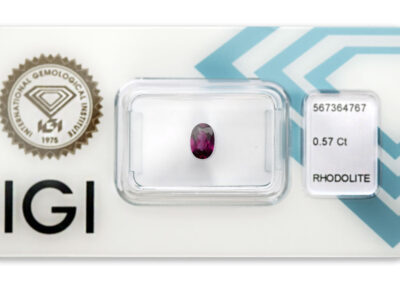 rhodolit 0.57ct deep pinkish purple s IGI certifikátem