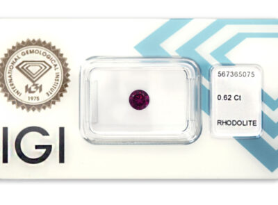 rhodolit 0.62ct deep reddish pinkish purple s IGI certifikátem