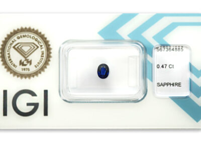 safír 0.47ct deep blue s IGI certifikátem