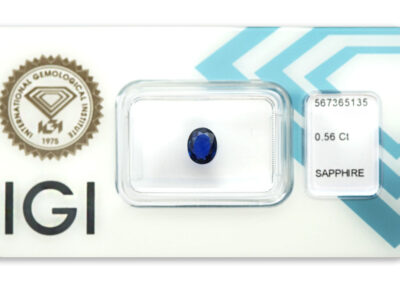 safír 0.56ct deep blue s IGI certifikátem