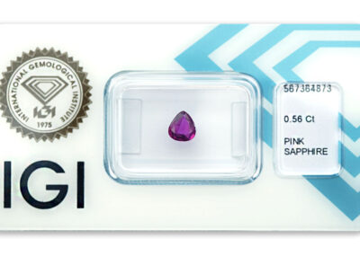 safír 0.56ct purplish pink s IGI certifikátem