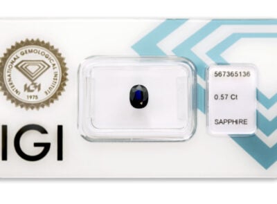 safír 0.57ct deep blue s IGI certifikátem