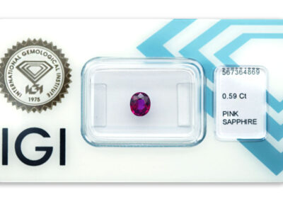 safír 0.59ct deep purplish pink s IGI certifikátem