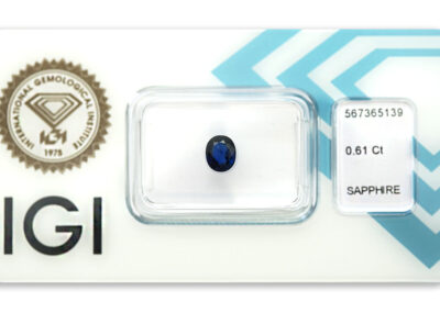 safír 0.61ct deep blue s IGI certifikátem