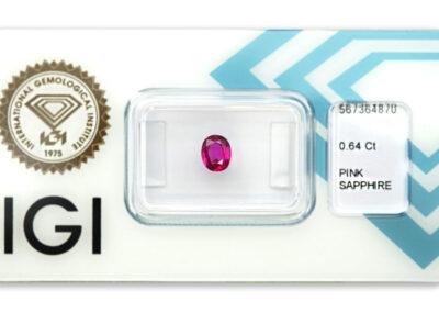 safír 0.64ct deep purplish pink s IGI certifikátem
