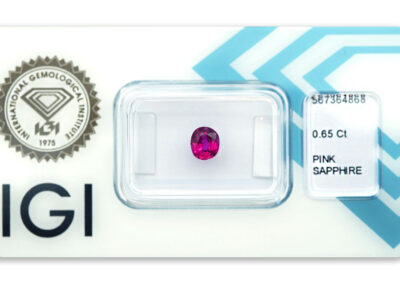 safír 0.65ct deep purplish pink s IGI certifikátem