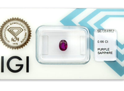 safír 0.66ct deep pinkish purple s IGI certifikátem
