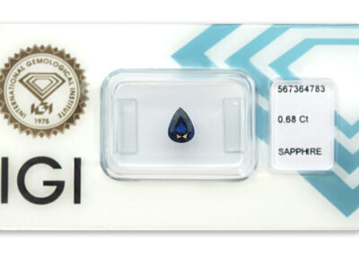 safír 0.68ct deep blue s IGI certifikátem