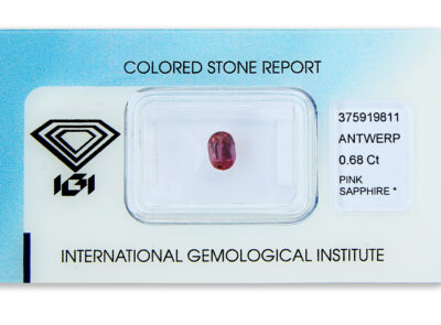 safír 0.68ct deep reddish purple pink s IGI certifikátem