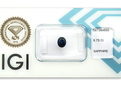 safír 0.73ct deep blue s IGI certifikátem