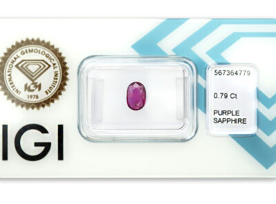 safír 0.79ct pinkish purple s IGI certifikátem