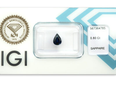 safír 0.80ct deep blue s IGI certifikátem