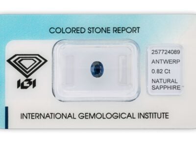 safír 0.82ct deep blue s IGI certifikátem