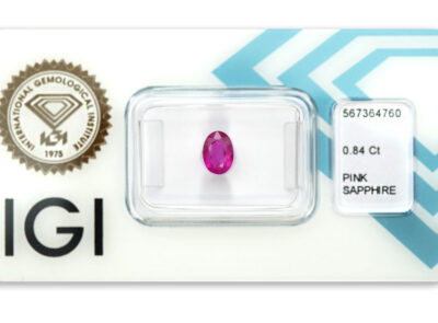 safír 0.84ct deep purplish pink s IGI certifikátem