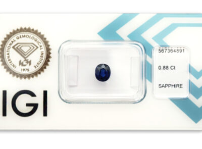 safír 0.88ct deep blue s IGI certifikátem