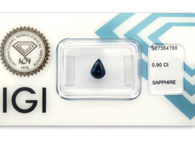 safír 0.90ct deep blue s IGI certifikátem
