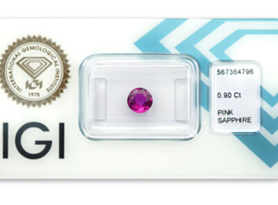 safír 0.90ct deep purplish pink s IGI certifikátem