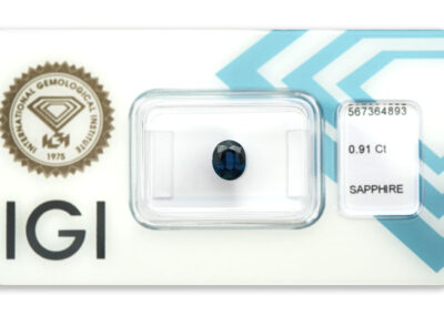 safír 0.91ct deep blue s IGI certifikátem