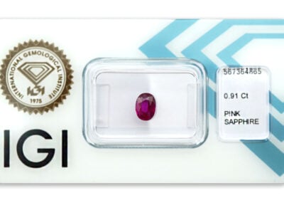 safír 0.91ct deep reddish purplish pink s IGI certifikátem