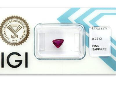 safír 0.92ct deep purplish reddish pink s IGI certifikátem