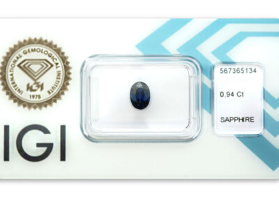 safír 0.94ct deep blue s IGI certifikátem