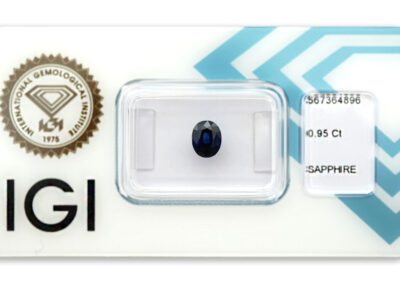 safír 0.95ct deep blue s IGI certifikátem